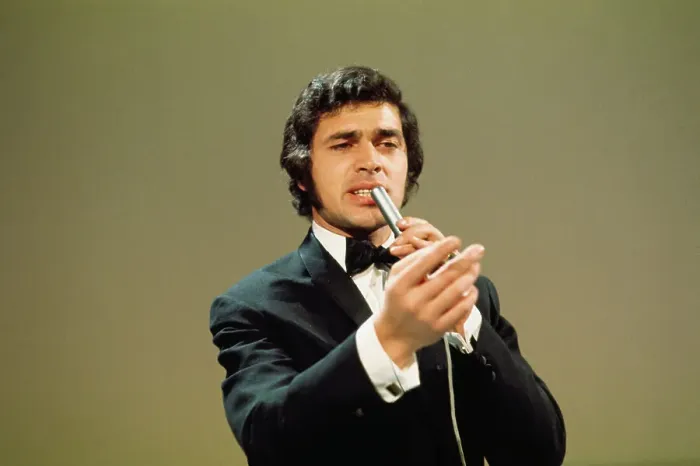 Framed Print : Engelbert Humperdink Singing Framed Print : Engelbert Humperdink Singing