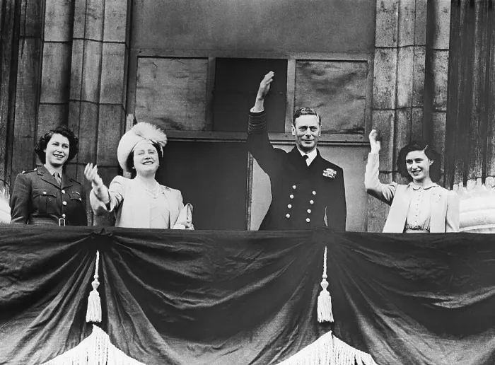 Framed Print : England'S Royal Family On V-E Day Framed Print : England'S Royal Family On V-E Day