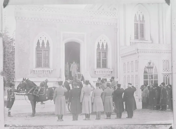 Framed Print : Entourage Awaiting Sultan Leaving Masque Framed Print : Entourage Awaiting Sultan Leaving Masque