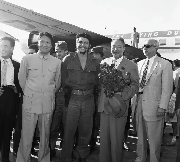 Framed Print : Ernesto Guevara Greets Ambasadors