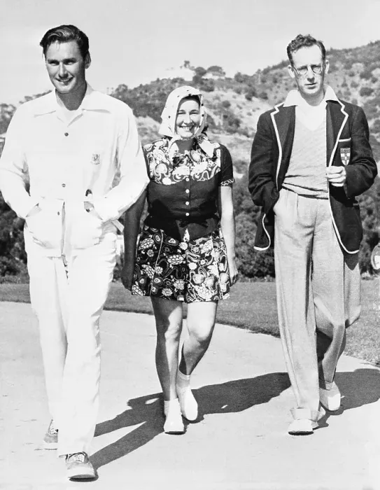 Framed Print : Errol Flynn with His Mother and Father Framed Print : Errol Flynn with His Mother and Father