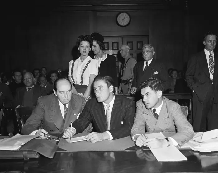 Framed Print : Errol Flynn Speaking to His Attorneys in Courtroom Framed Print : Errol Flynn Speaking to His Attorneys in Courtroom