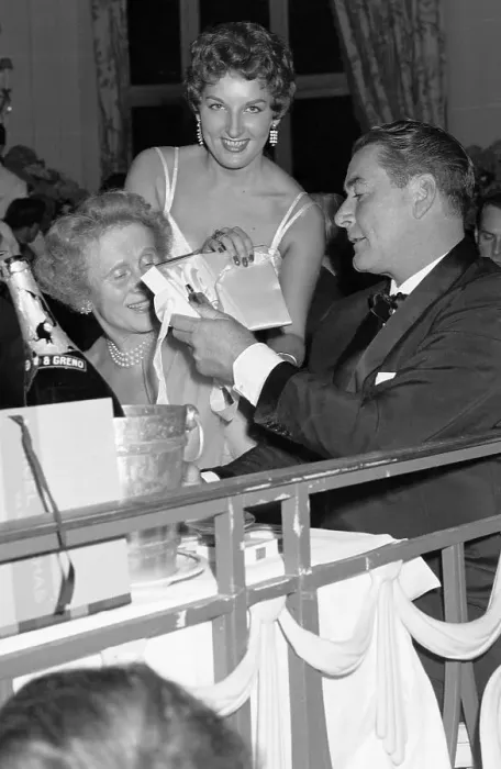 Framed Print : Errol Flynn Winning a Bottle of Perfume Framed Print : Errol Flynn Winning a Bottle of Perfume