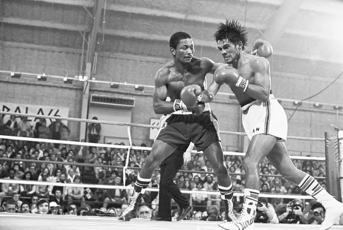 Framed Print : Esteban DeJesus and Roberto Duran Boxing Framed Print : Esteban DeJesus and Roberto Duran Boxing