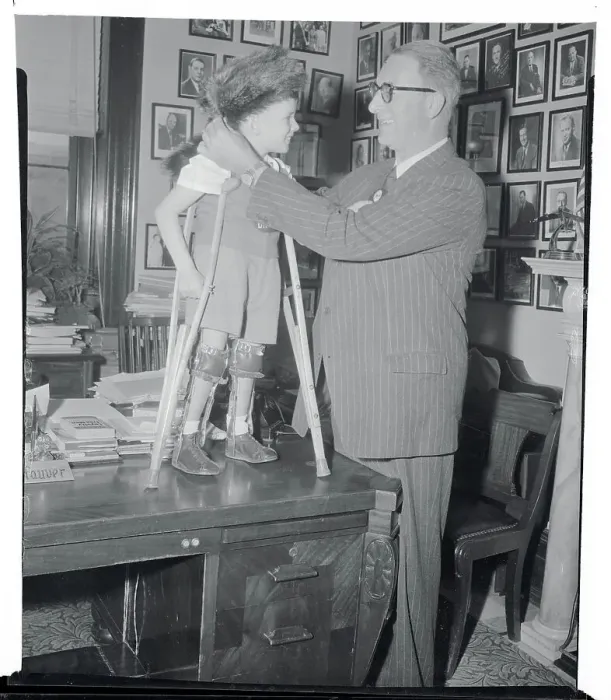 Framed Print : Estes Kefauver Placing a Coonskin Cap on Tommy Woodward Framed Print : Estes Kefauver Placing a Coonskin Cap on Tommy Woodward