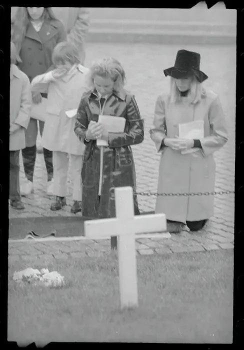 Framed Print : Ethel Kennedy and Family Members at Robert F. Kennedy Gravesite Framed Print : Ethel Kennedy and Family Members at Robert F. Kennedy Gravesite