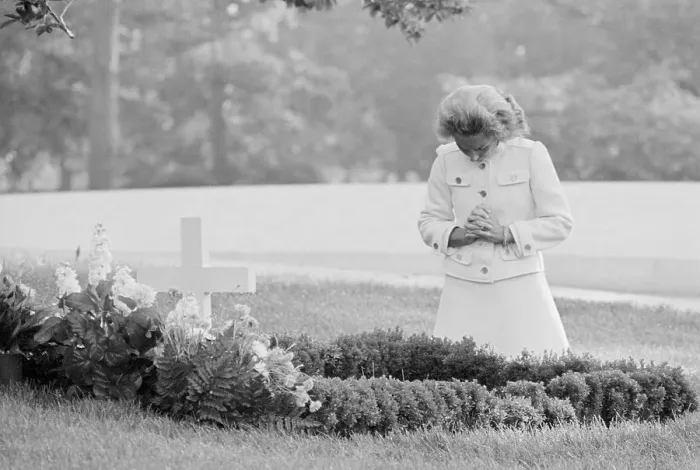 Framed Print : Ethel Kennedy Kneeling at Husband Robert F. Kennedy Gravesite Framed Print : Ethel Kennedy Kneeling at Husband Robert F. Kennedy Gravesite