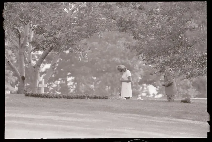 Framed Print : Ethel Kennedy Kneeling at Robert F. Kennedy Gravesite Framed Print : Ethel Kennedy Kneeling at Robert F. Kennedy Gravesite