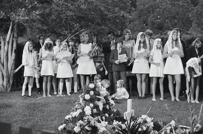 Framed Print : Ethel Kennedy at Robert F. Kennedy Gravesite Framed Print : Ethel Kennedy at Robert F. Kennedy Gravesite