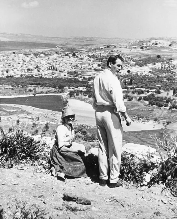 Framed Print : Eva Marie Saint and Paul Newman in Israel Framed Print : Eva Marie Saint and Paul Newman in Israel