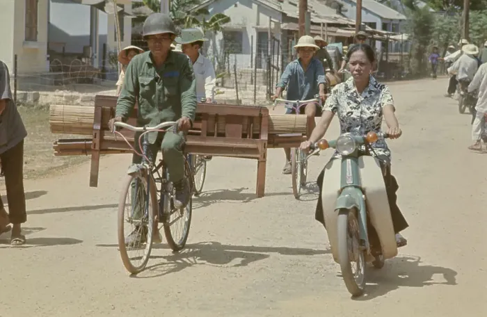 Framed Print : Evacuating Thang Binh, Vietnam War