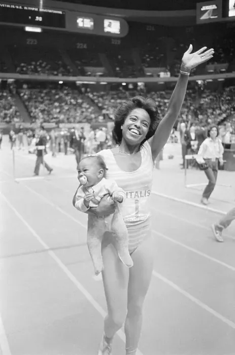 Framed Print : Evelyn Ashford Holds Daughter On Track Framed Print : Evelyn Ashford Holds Daughter On Track