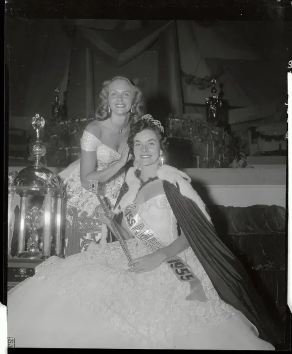 Framed Print : Evelyn Ay Handing Over Her Crown to Lee Ann Meriwether Framed Print : Evelyn Ay Handing Over Her Crown to Lee Ann Meriwether