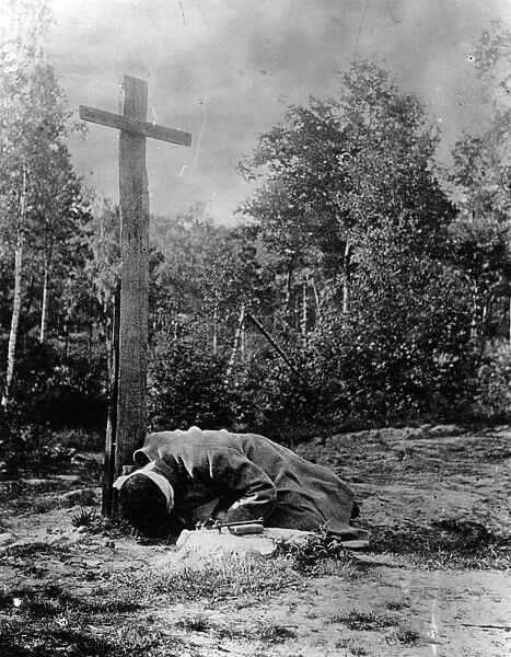 Execution. 1st June 1915: An executed spy, lies dead and blind-folded under a cross