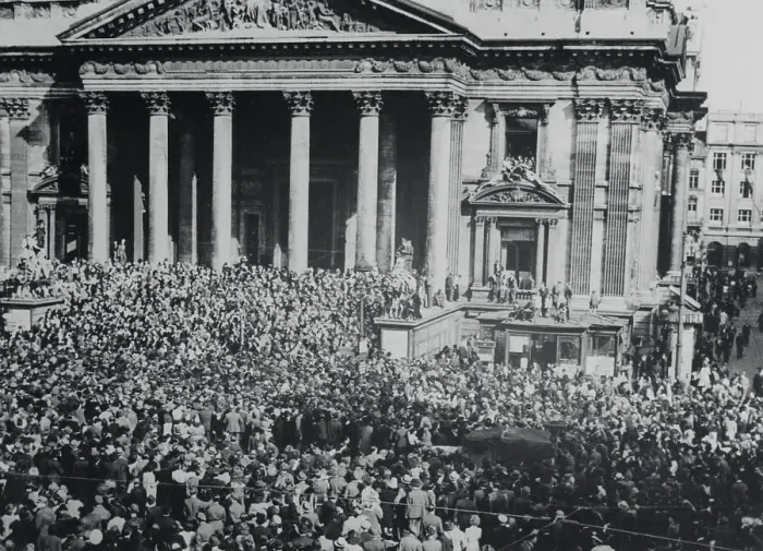 Framed Print : Exterior of Brussels Palace with Crowd Framed Print : Exterior of Brussels Palace with Crowd