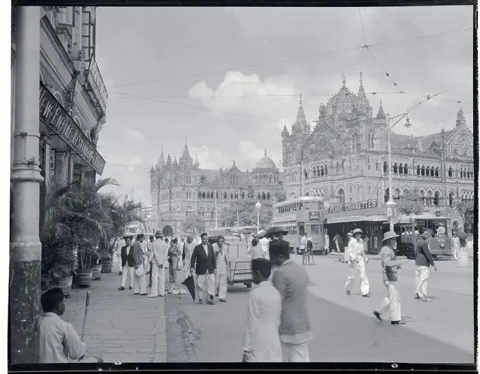 Framed Print : Exterior of Victoria Station with Travelers Framed Print : Exterior of Victoria Station with Travelers