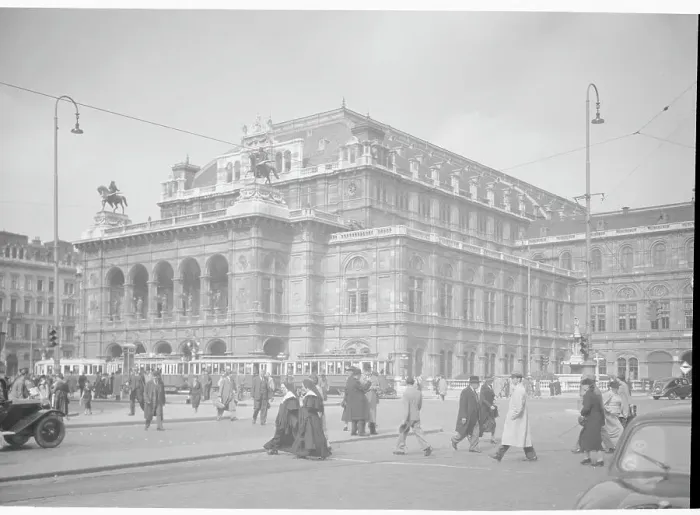 Framed Print : Exterior of the Vienna State Opera House with Pedestrians Framed Print : Exterior of the Vienna State Opera House with Pedestrians