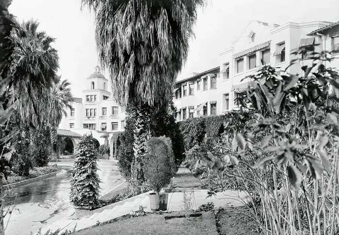 Framed Print : Exterior View of the Beverly Hills Hotel Framed Print : Exterior View of the Beverly Hills Hotel