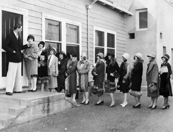 Framed Print : Extras Lined Up In Front Of Paramount