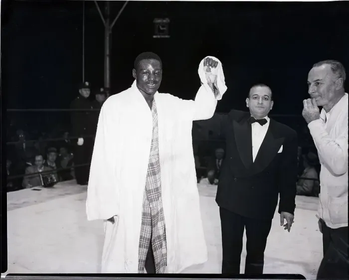 Framed Print : Ezzard Charles with Arm Raised Framed Print : Ezzard Charles with Arm Raised