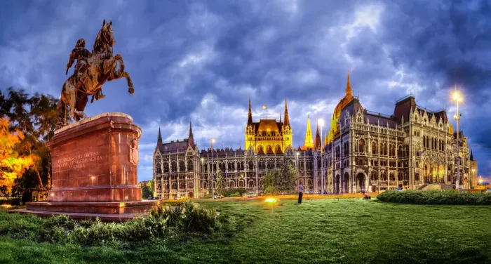Framed Print : Facade of the Hungarian House of Parliament in Budapest Framed Print : Facade of the Hungarian House of Parliament in Budapest