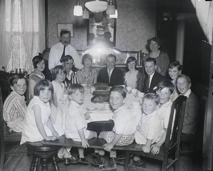 Framed Print : Family Of 17 Seated At Dinner Table Framed Print : Family Of 17 Seated At Dinner Table