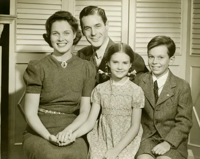 Framed Print : Family with two children at home, portrait