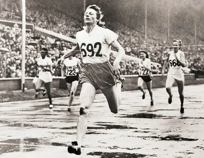 Framed Print : Fanny Blankers-Koen Crosses Finish Line Framed Print : Fanny Blankers-Koen Crosses Finish Line