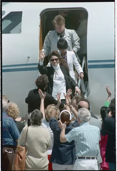 Framed Print : Fans Greeting Gloria Estefan Framed Print : Fans Greeting Gloria Estefan