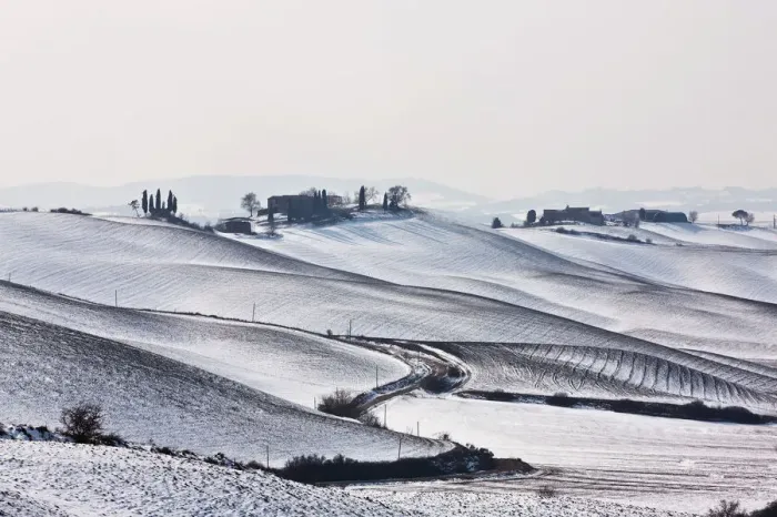 Framed Print : Farmhouse on a snow-covered hill near Monteroni dArbia, Tuscany, Italy, Europe Framed Print : Farmhouse on a snow-covered hill near Monteroni dArbia, Tuscany, Italy, Europe