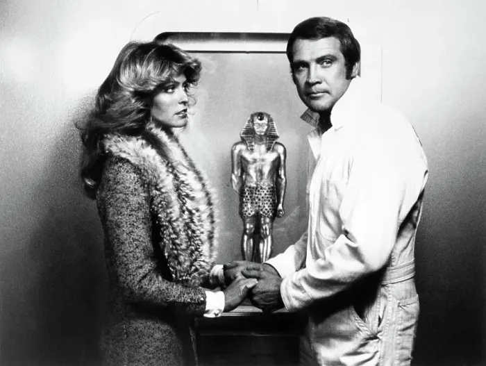 Framed Print : Farrah Fawcett and Lee Majors in The Six Million Dollar Man Framed Print : Farrah Fawcett and Lee Majors in The Six Million Dollar Man