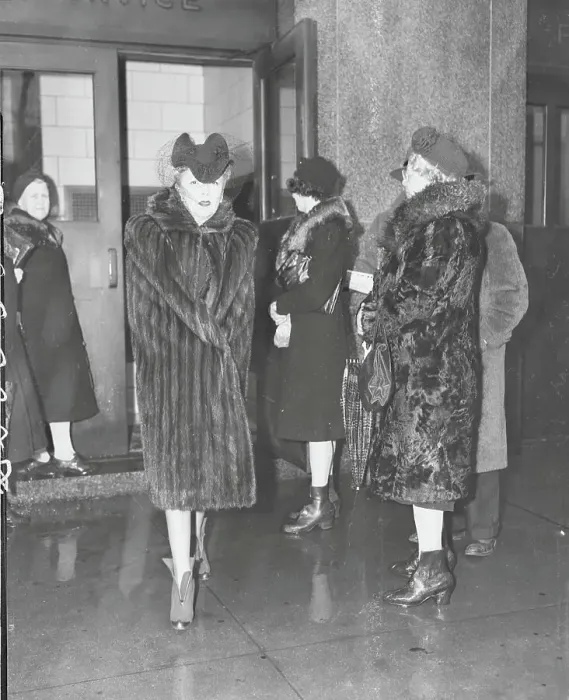 Framed Print : Fashionable Lucille Burton at Courthouse for Lonergan Trial Framed Print : Fashionable Lucille Burton at Courthouse for Lonergan Trial