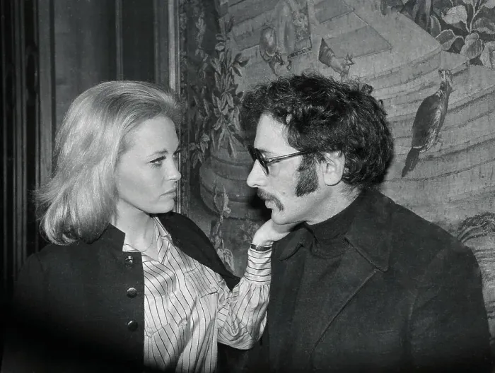 Framed Print : Faye Dunaway and Husband in Discussion Framed Print : Faye Dunaway and Husband in Discussion