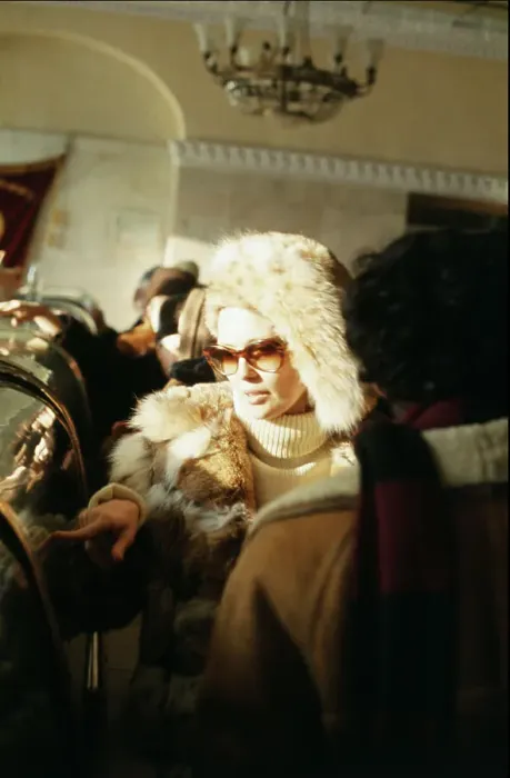 Framed Print : Faye Dunaway and Jerry Schatzberg Shopping in Moscow Framed Print : Faye Dunaway and Jerry Schatzberg Shopping in Moscow