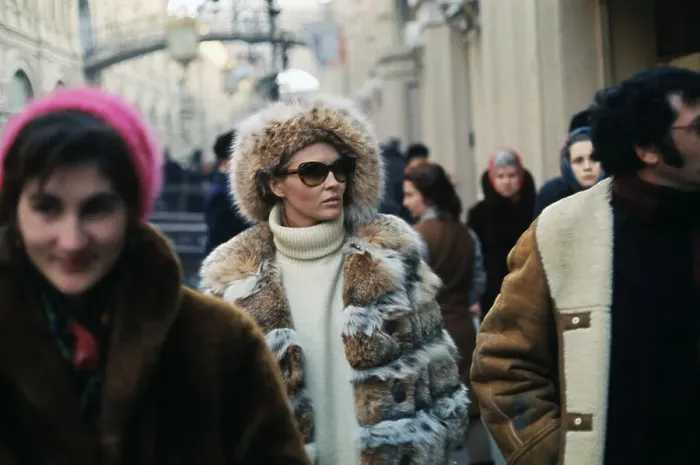 Framed Print : Faye Dunaway and Jerry Schatzberg Shopping in Moscow Framed Print : Faye Dunaway and Jerry Schatzberg Shopping in Moscow