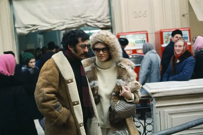 Framed Print : Faye Dunaway and Jerry Schatzberg Shopping in Moscow Framed Print : Faye Dunaway and Jerry Schatzberg Shopping in Moscow