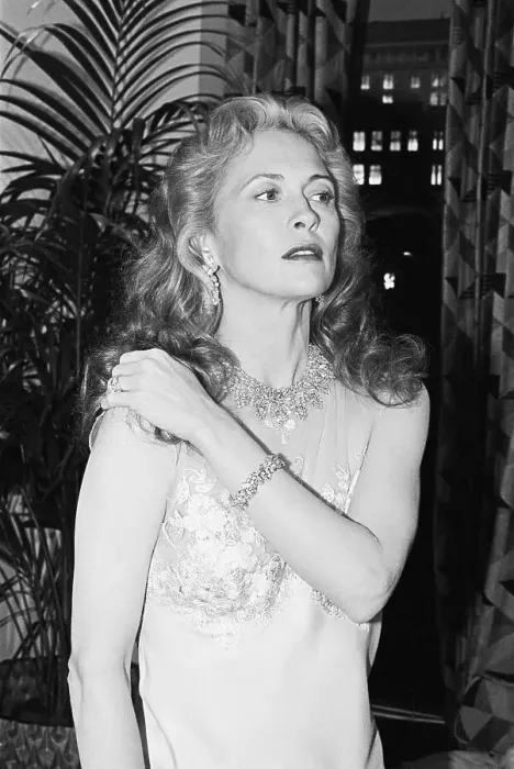 Framed Print : Faye Dunaway Models Diamond Collection Framed Print : Faye Dunaway Models Diamond Collection
