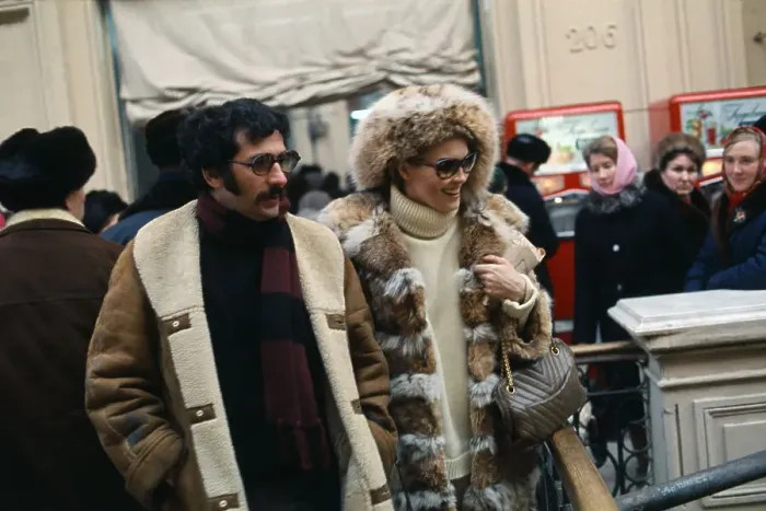 Framed Print : Faye Dunaway Shopping with Jerry Schatzberg Framed Print : Faye Dunaway Shopping with Jerry Schatzberg