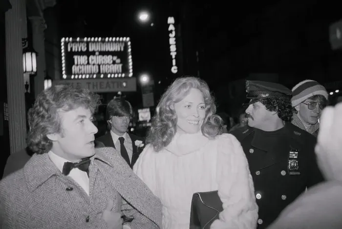 Framed Print : Faye Dunaway with Terry O'Neill Framed Print : Faye Dunaway with Terry O'Neill