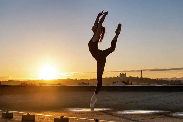 Framed Print : Female ballet dancer dancing on a rooftop at sunset in Lyon with pointes shoes and bodysuit Framed Print : Female ballet dancer dancing on a rooftop at sunset in Lyon with pointes shoes and bodysuit