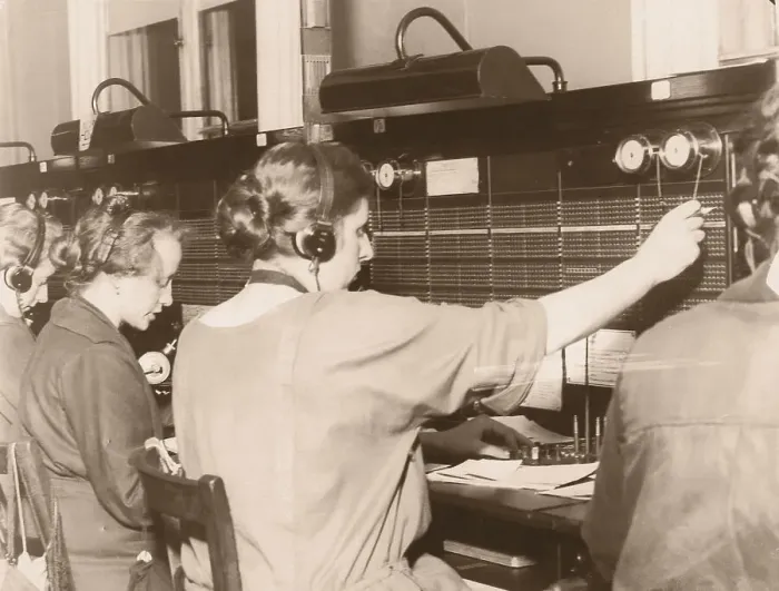 Framed Print : FEMALE SWITCHBOARD OPERATORS Framed Print : FEMALE SWITCHBOARD OPERATORS