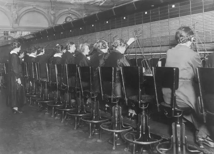 Framed Print : Female switchboard operators connecting calls (B&W) Framed Print : Female switchboard operators connecting calls (B&W)