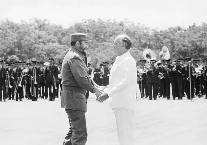 Framed Print : Fidel Castro Greeting Jose Lopez Portillo Framed Print : Fidel Castro Greeting Jose Lopez Portillo