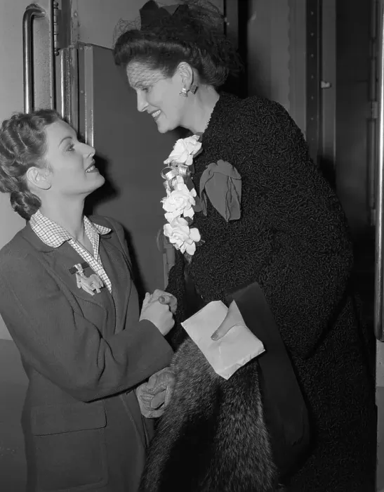 Framed Print : Film Actress Maureen O'Hara Says Goodbye to Mother Framed Print : Film Actress Maureen O'Hara Says Goodbye to Mother