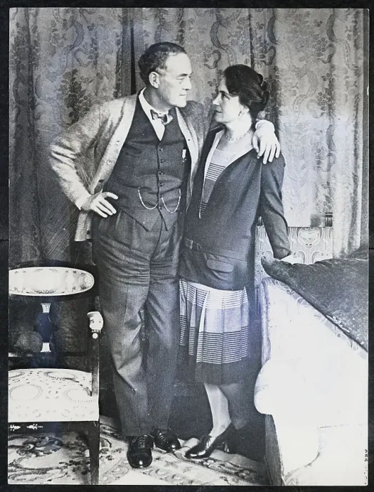 Framed Print : Film Conductor And Wife Embracing, Fullle Framed Print : Film Conductor And Wife Embracing, Fullle