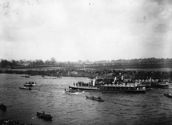 Finish. 30th March 1912: Oxford crew finishing on the first day during the Vasity Boatrace