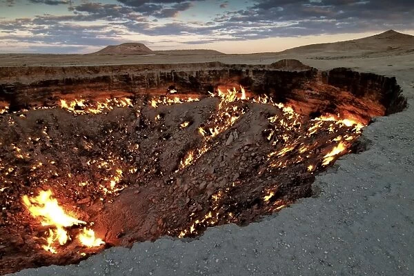 Fire crater, gas crater, Door to Hell Darvaza crater, Derweze or Darvaza, Karakum Desert, Dasoguz Province, Turkmenistan