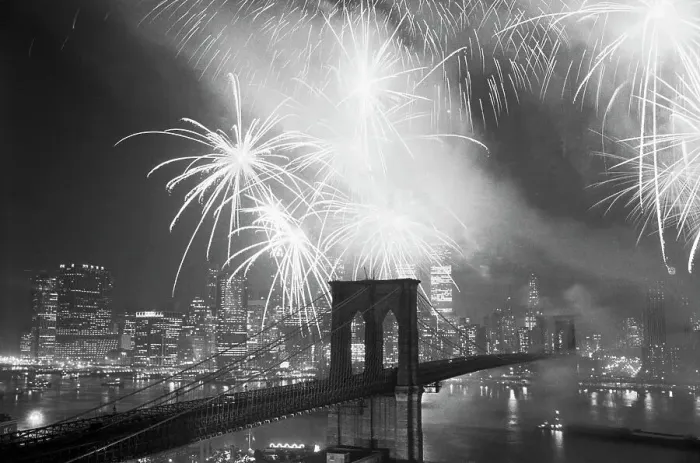 Framed Print : Fireworks over the Brooklyn Bridge Framed Print : Fireworks over the Brooklyn Bridge
