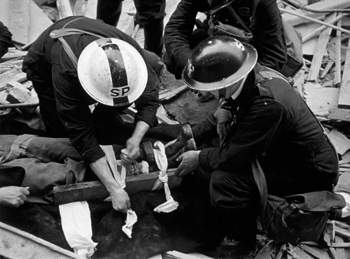 Framed Print : First Aid. 18th January 1941: A first aider uses a makeshift splint, picked up Framed Print : First Aid. 18th January 1941: A first aider uses a makeshift splint, picked up