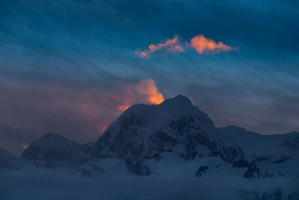 First light touching the clould over Mount Cook, New zealand